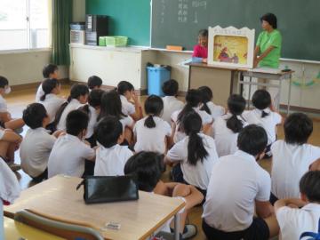 紙芝居の読み聞かせを聞く6年生