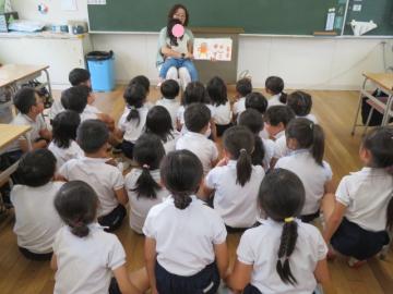 絵本の読み聞かせを聞く2年生