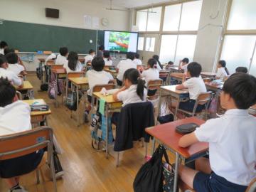 ブックトークを聞く6年生