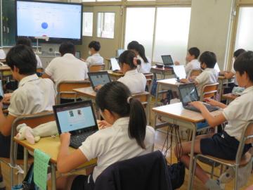 課題図書投票をする6年生