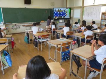 課題図書についてのブックトークを聞く3年生
