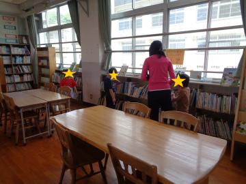 どんな本があるのかを見て回る子ども達
