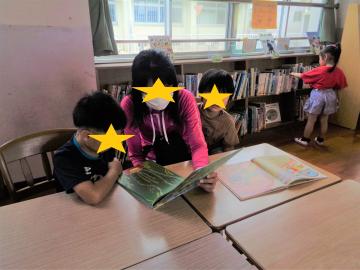 絵本を読んでもらう子ども