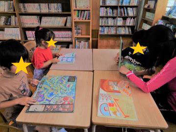 好きな本を見付けて見ている子ども達