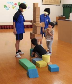 中学生と積み木遊びをする様子