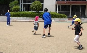 中学生と鬼ごっこをする様子