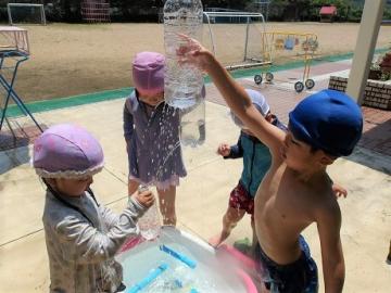 幼児が水遊びをする様子
