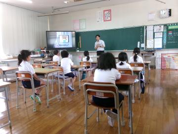 説明を聞いている様子