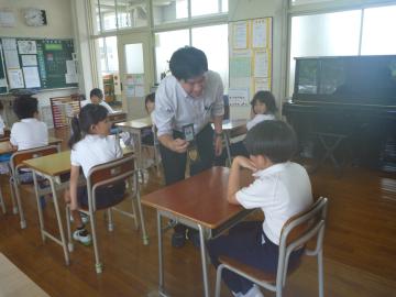 警察手帳を見せてもらっている様子