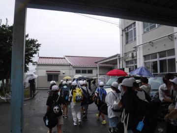 出発するようす