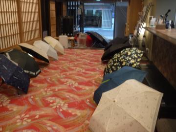 傘を乾かしているようす