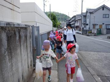 サツマイモの苗植えに行く幼児