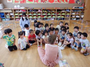 英語のお話を聞く幼児