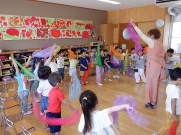 布を使ってダンスをする幼児