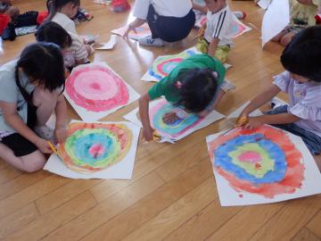 絵具遊びをする4歳児