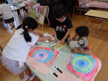 カタツムリをつくる4歳児