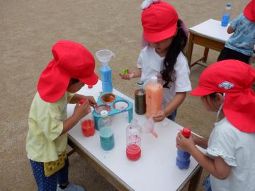 色水遊びをする幼児