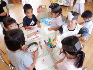 お面屋さんごっこをする幼児