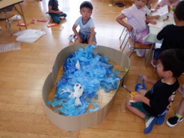 魚釣りをして遊ぶ幼児