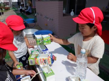 水遊びをする幼児