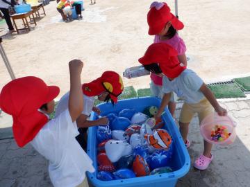 魚釣りをする幼児