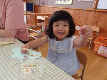 製作をする3歳児