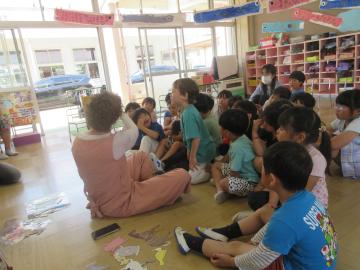 英語のお話を聞く幼児2