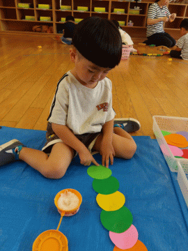 七夕飾りをつくる3歳児