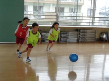 室内で幼児がボールを蹴っている様子