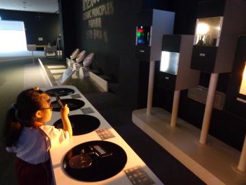 館内で幼児が光を見ている様子