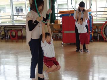 室内で親子でフープ遊びをしている様子
