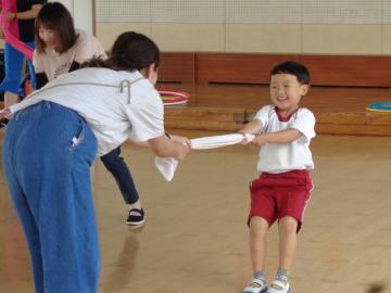 室内で親子でタオルを引っ張っている様子