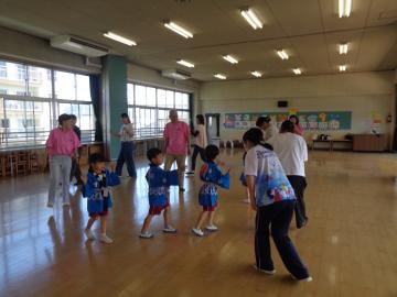 室内で親子で阿波踊りを踊っている様子