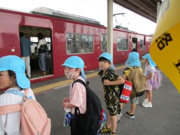 ホームで幼児が電車を待っている様子
