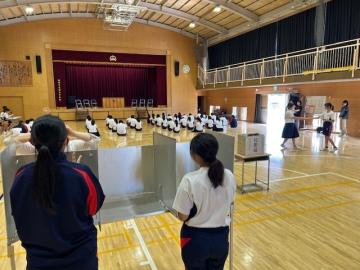 生徒会選挙での投票の姿です