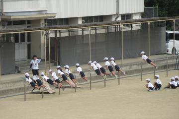 2年生が鉄棒に取り組む様子