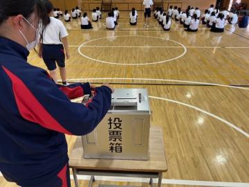 前期生徒会選挙での投票箱に投票している様子2です。