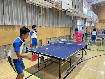 男子卓球部がラリーをするようす