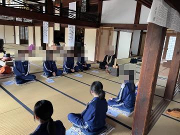 寺院での座禅の様子