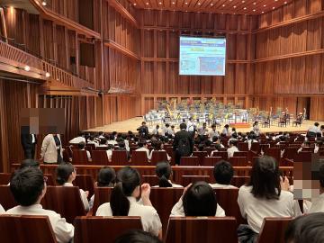 オーケストラの開演を待つ様子