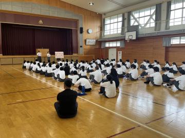 体育館でのトライやるウィーク出発式の様子