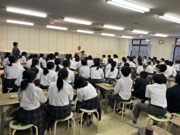 生徒が陶芸家さんの説明を聞く様子