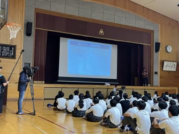 体育館での情報モラル教室の様子