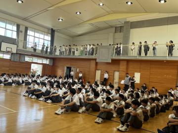 部活動壮行会を保護者が参観する様子