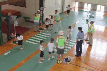 児童が横断歩道を渡る練習をしている様子
