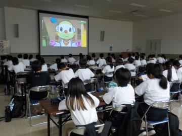 児童が映像鑑賞をしている様子