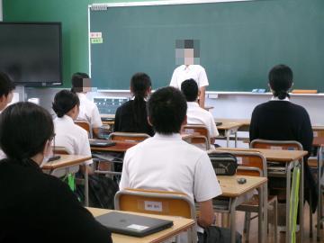 発表者が前を向いて弁論を行っています。