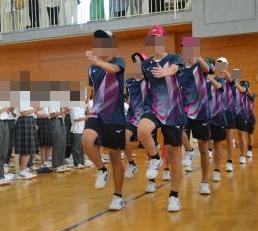 選手たちがあたたかい拍手に迎えられながら行進しています。