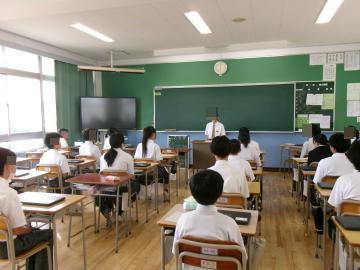 1組生徒が思いを熱心に述べている学級弁論です。