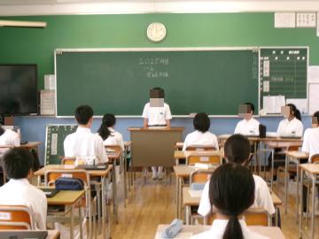 2組生徒が聴衆者を感動させる学級弁論をしています。